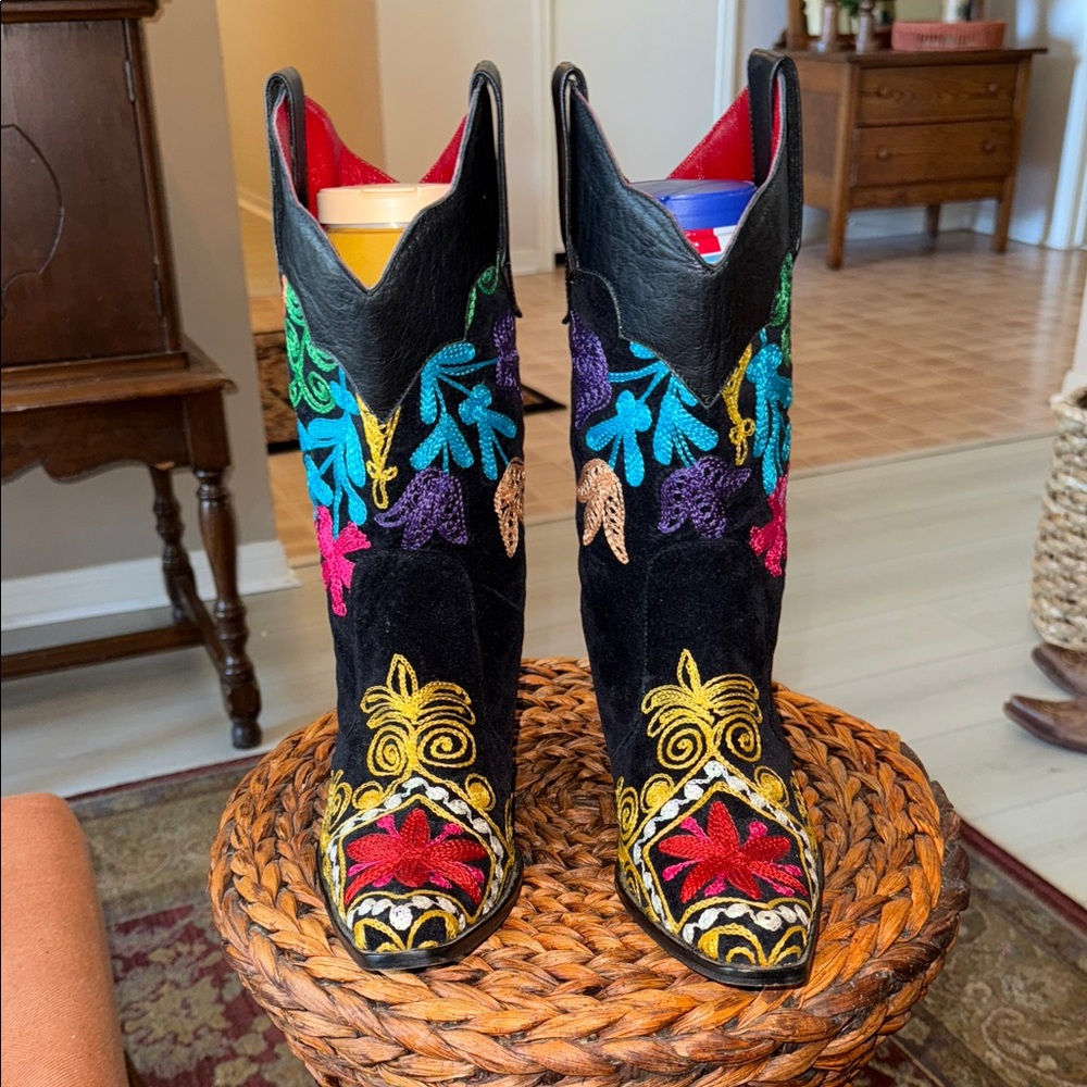 Zeyzani Vibrant Embroidered Black Heeled Western Style Boots